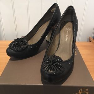 B. Makowsky Sindy Black - Size 6